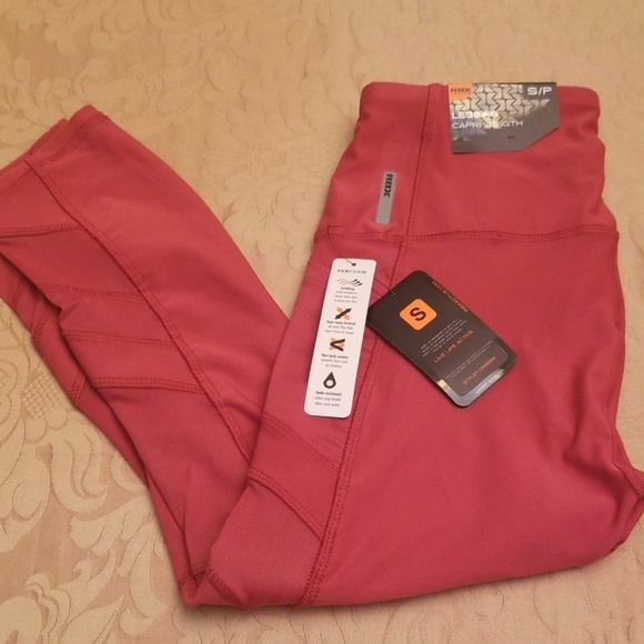 SOLD.Reebok Women's Red Performance Running Capris - Picture 4 of 6